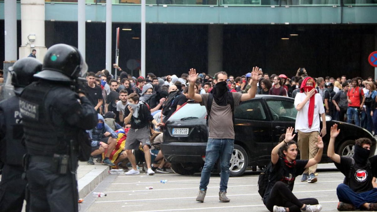 Batalla campal en el Prat entre la policía y un grupo de manifestantes que lanza objetos