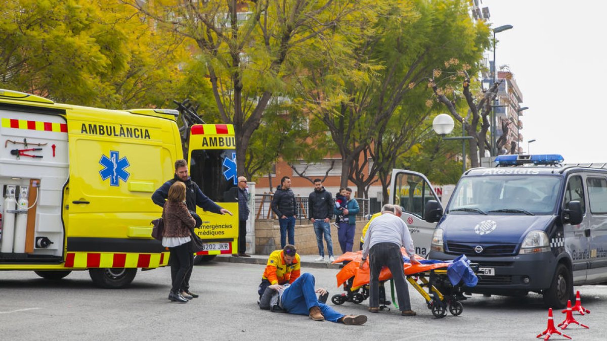 Un motorista resulta herido al chocar con un coche en Tarragona