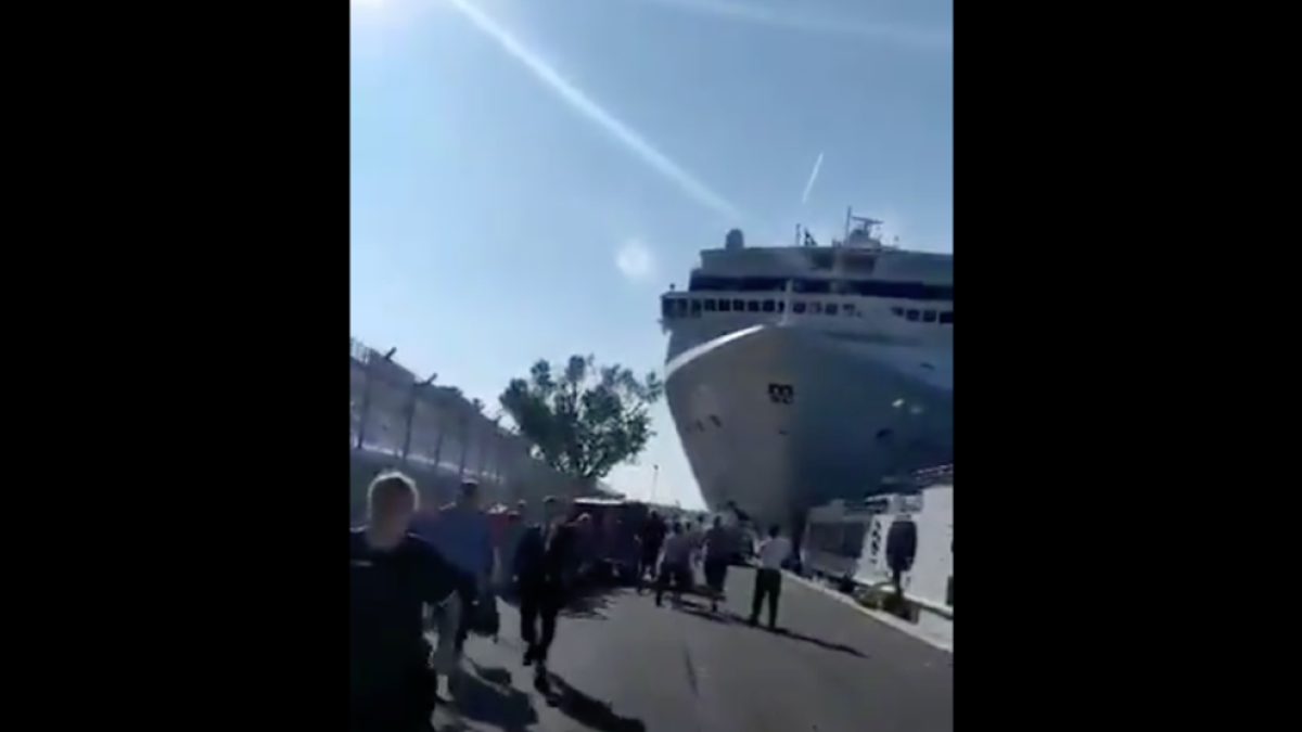 Un creuer col·lideix contra un vaixell turístic a Venècia