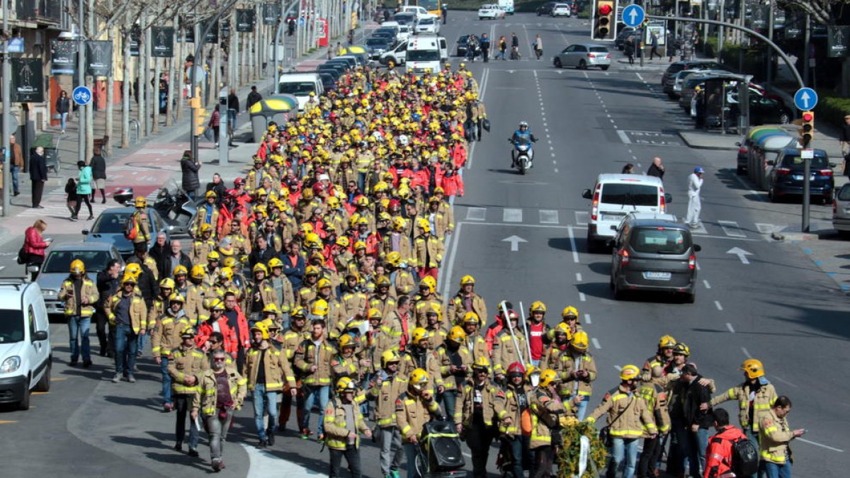 Bomberos de toda Catalunya se manifiestan en Lérida para denunciar falta de efectivos y material
