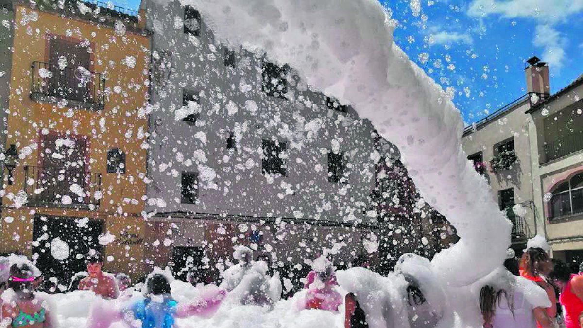 Castells, DJs i correfocs omplen Cornudella de gresca a la Festa Major d'estiu