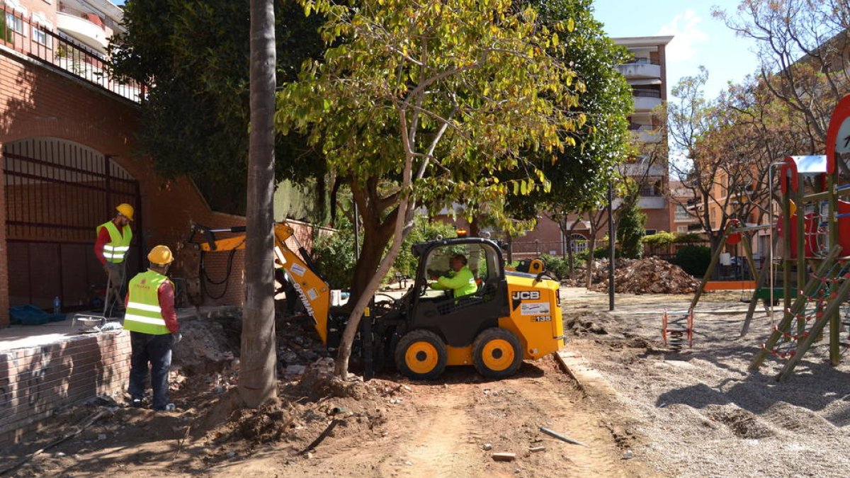 En marxa les obres de remodelació del parc d'Àngel Guimerà