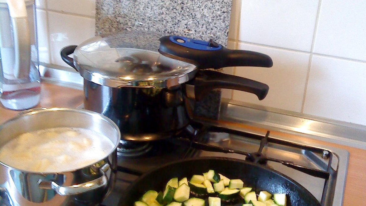 Tres heridos leves en una explosión en Olot, probablemente por una olla a presión