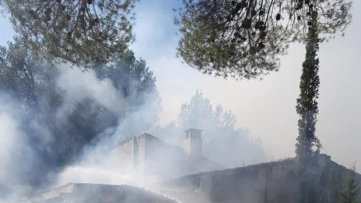 Miembros del ADF en el lugar del fuego.
