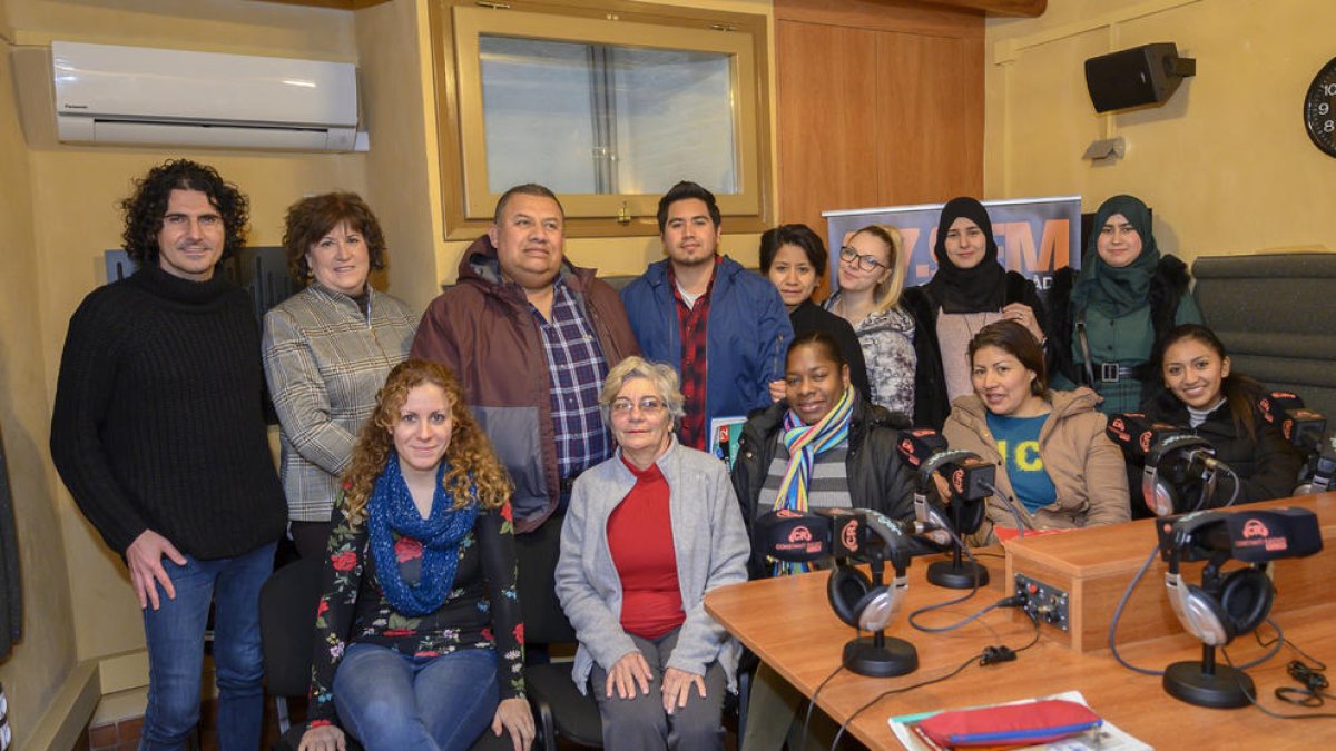 Alumnos de catalán leen poemas a Constantí Ràdio