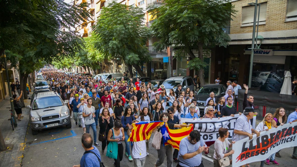 Miles de personas toman las calles y cortan carreteras en Tarragona y Reus