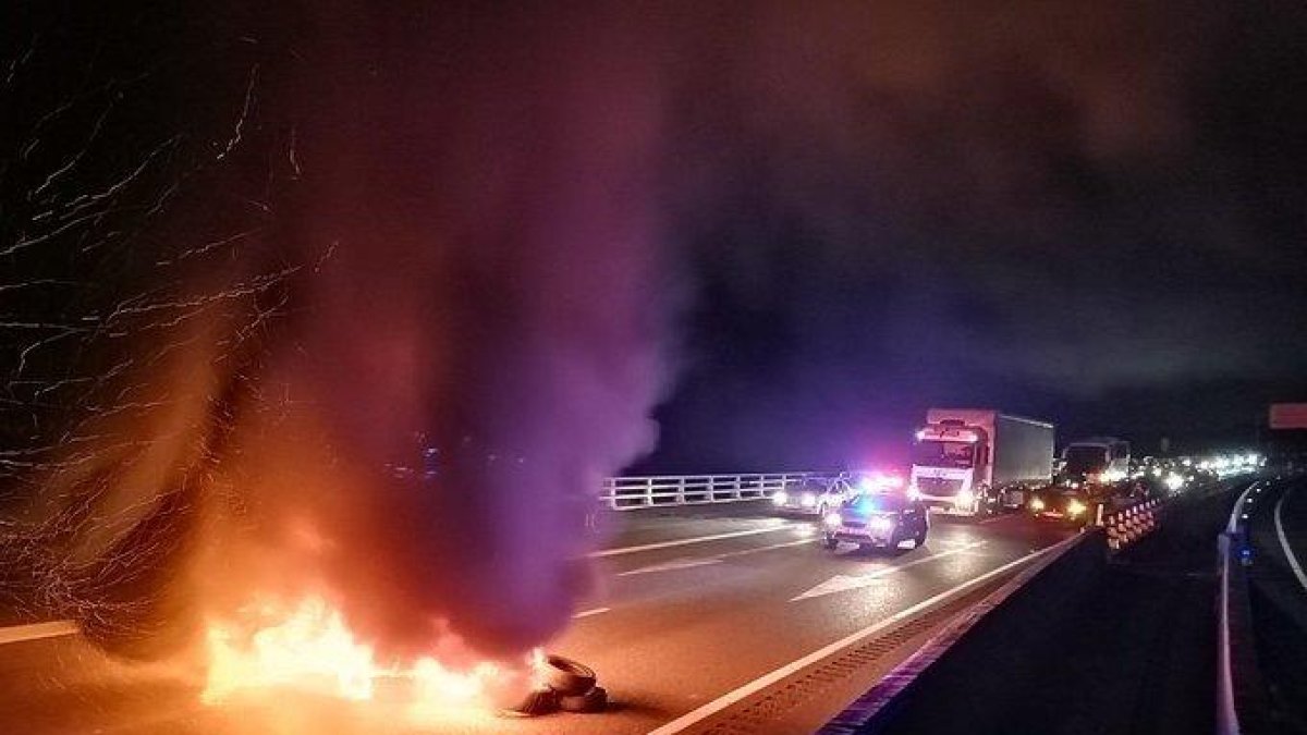 Tallen l'A-27 a Valls amb la crema de pnèumatics a la via