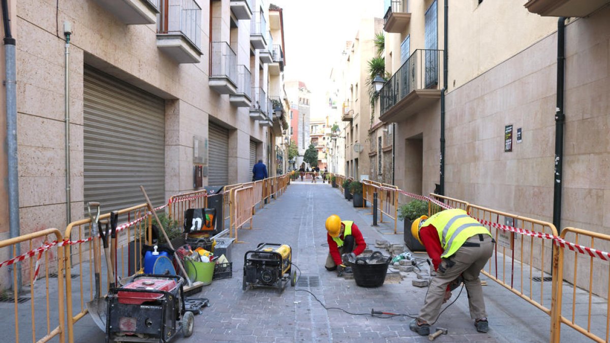 Empiezan las obras de reparación del pavimento de la calle Sant Plàcid de Cambrils