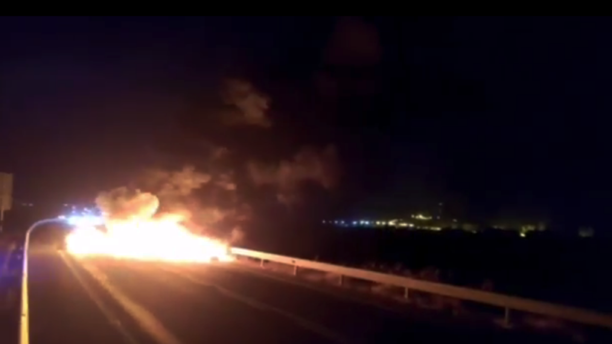 Cortan la C-12 en Garcia durante media hora con una quema de neumáticos