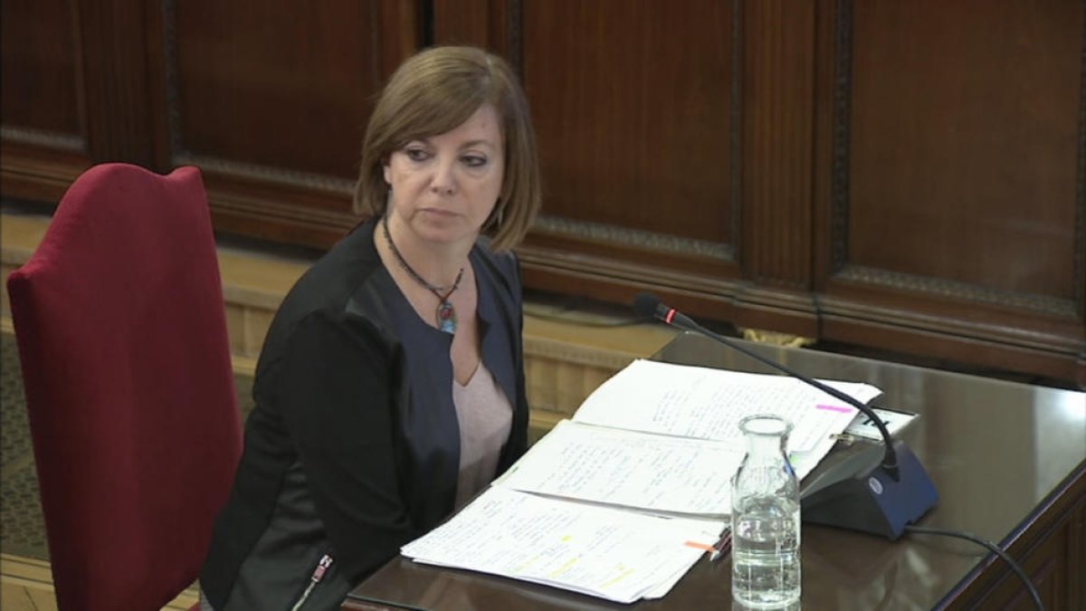 Borràs niega que su departamento comprara las urnas