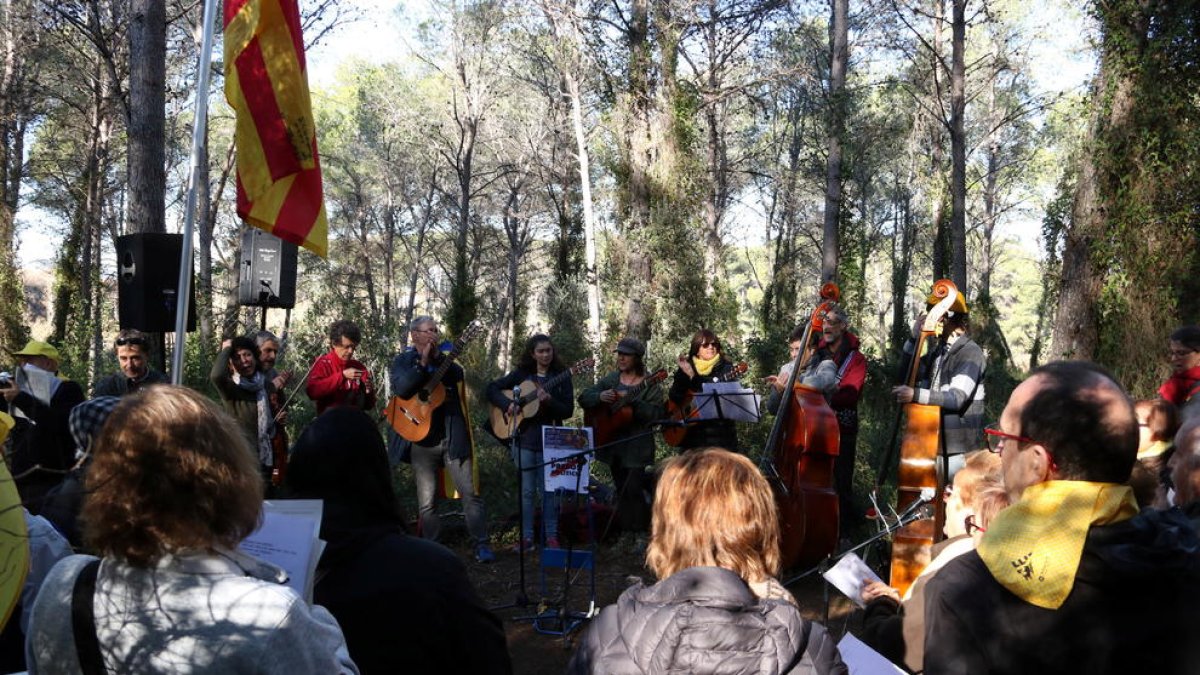 Cerca de un centenar de personas cantan a Forcadell desde el bosque del Catllar, «el único lugar|sitio» desde donde los puede escuchar