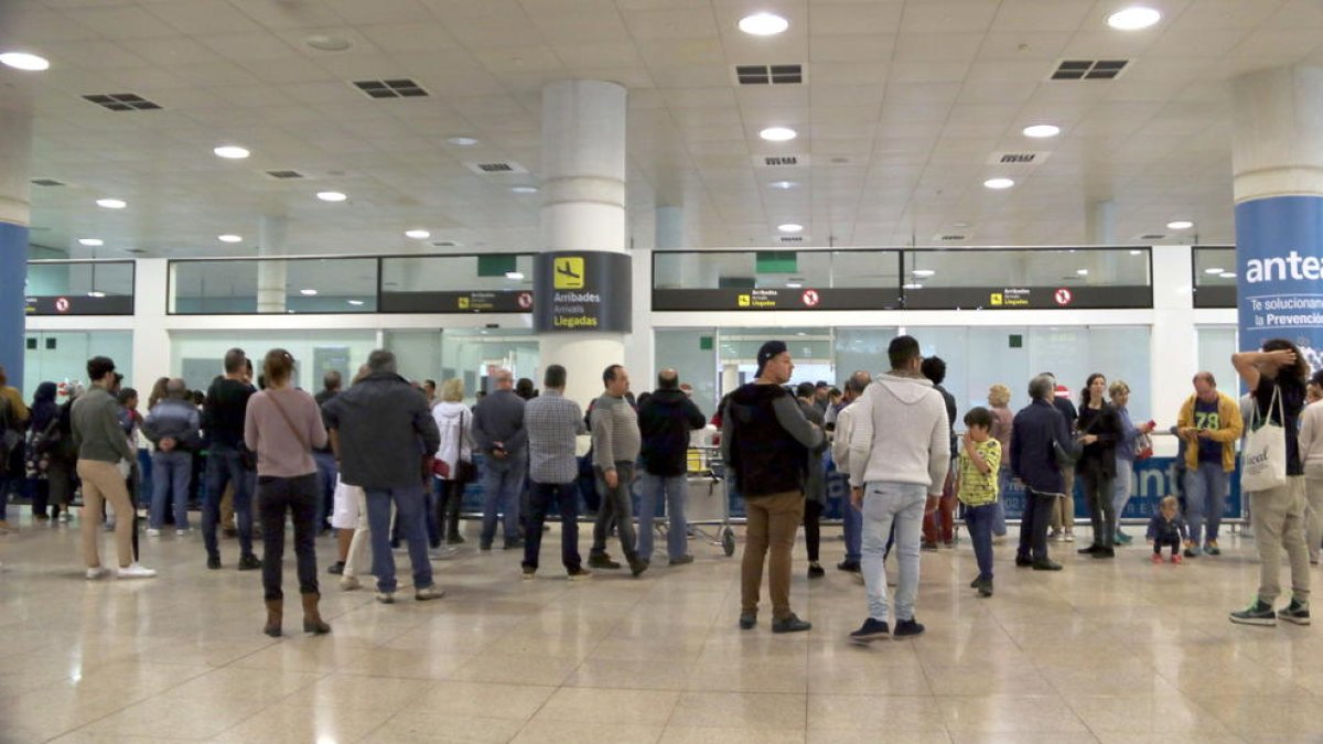 Una chica saharaui pasa seis días retenida en el aeropuerto del Prat por la negativa del Estado a darle el asilo