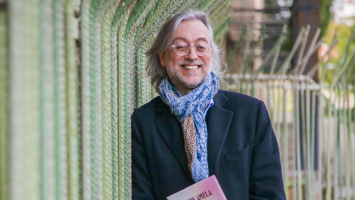 «Como novelista y periodista tronco enemigo del olvido y lo combato activamente»