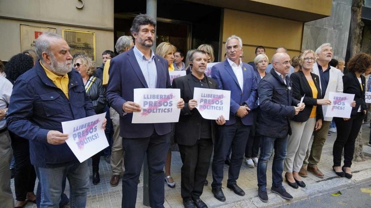 Un centenar de personas se concentran en la delegación del Govern en Tarragona para protestar por la sentencia