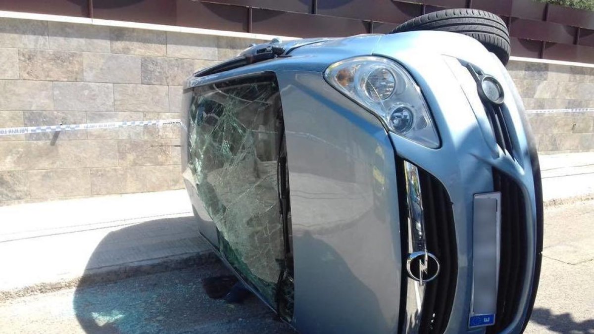 Bolca un cotxe a Calafell en xocar amb una casa