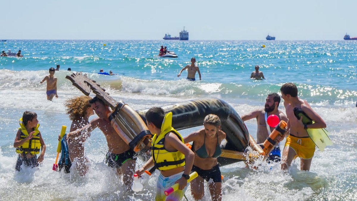 Trastos y castillos de arena llenan de expectación las playas de Tarragona