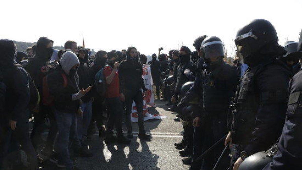 Centenares de manifestantes cortan el A-7 en Tarragona