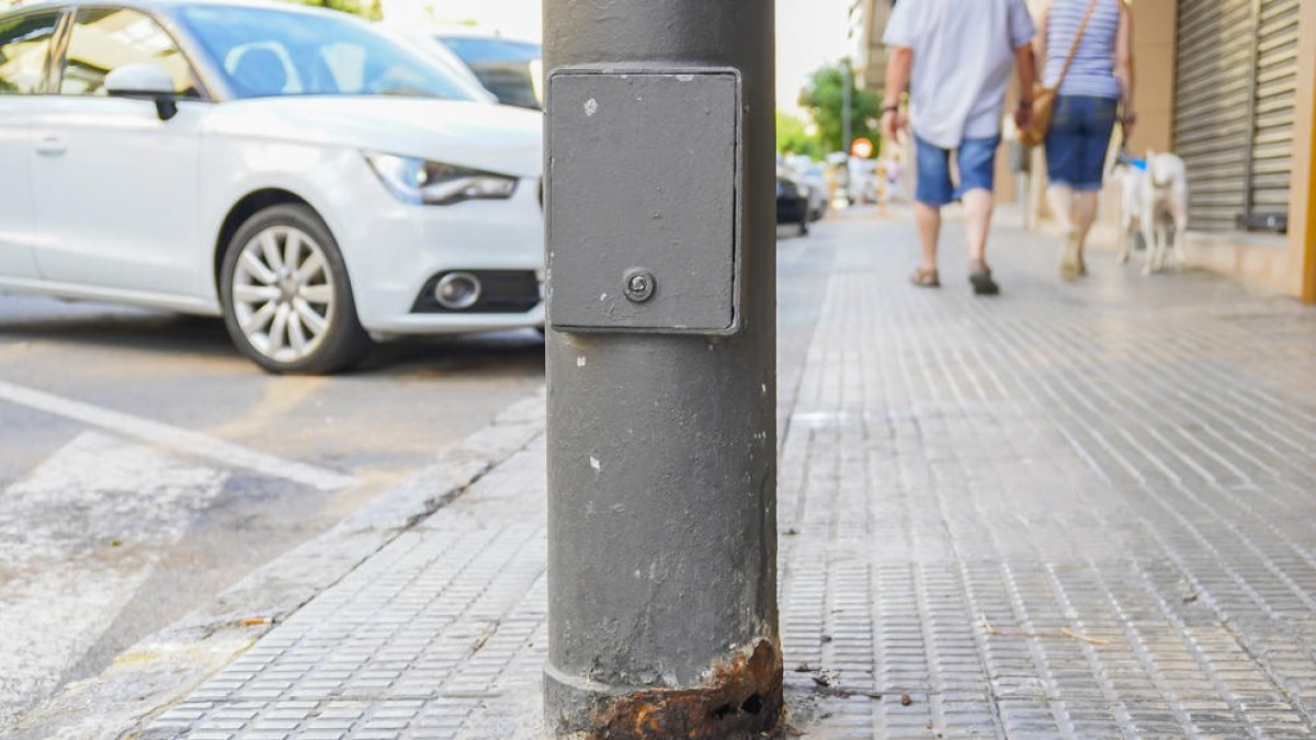 Quejas en Mare Molas por las farolas en mal estado que podrían caerse