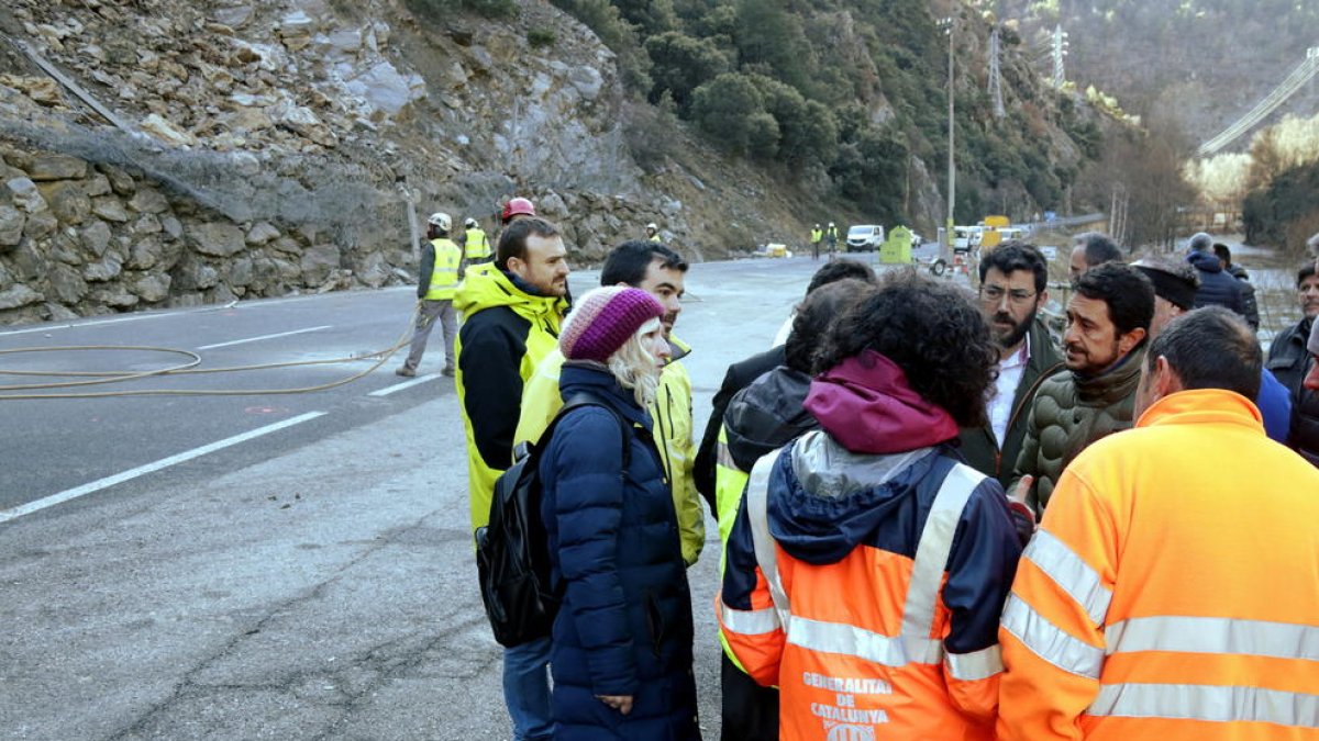 Els operaris treballen a contrarellotge per reobrir parcialment la C-13 a Rialp aquest diumenge al vespre