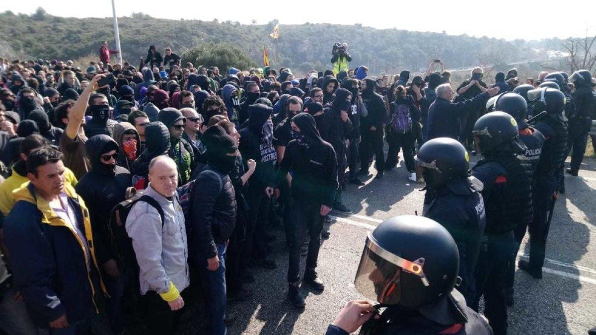 Imagen de los Mossos D'Esquadra delante de los manifestantes.