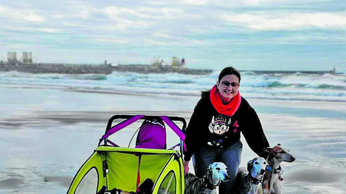 La Luba amb la Fàtima Ruiz i la resta de gossos de la seva família.