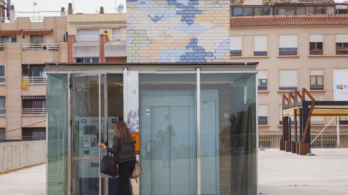 Una hora y media atrapados en el ascensor del parking la Pedrera