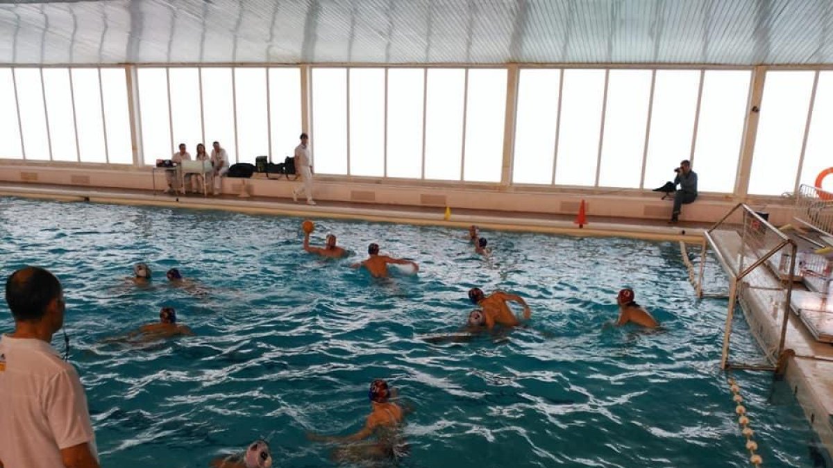 La plantilla de waterpolo del Ploms carrega contra la directiva per haver estat retirada de la competició