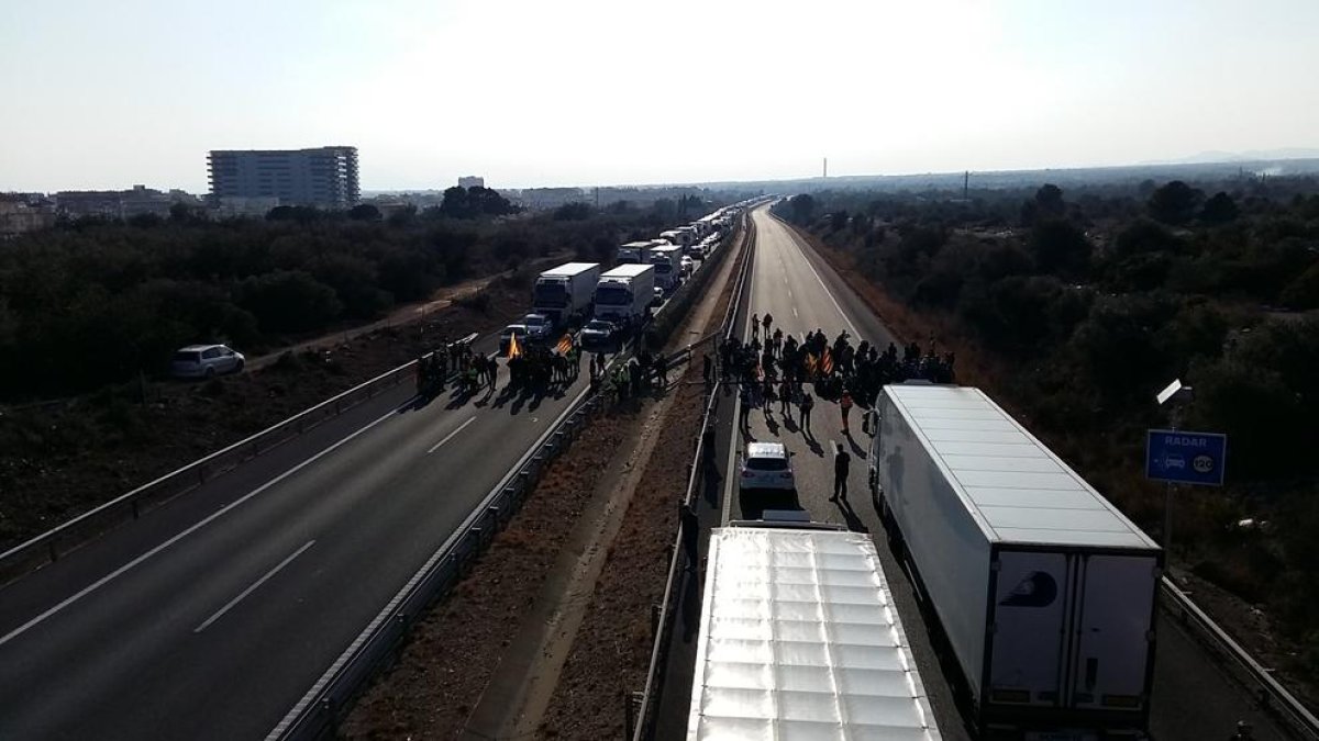 Un grupo de personas corta la AP-7 en l'Ampolla