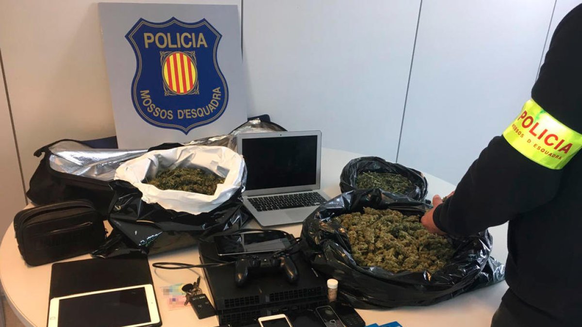 Pillan a dos turistas que salían de un hotel de Salou con el maletero lleno de marihuana