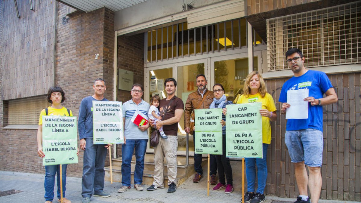 Los afectados por el cierre de la línea de P3 de la escuela se manifestaron ayer por la mañana en Tarragona.