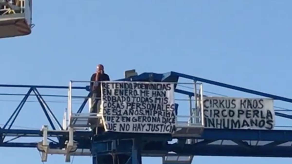 Uno ocupa alza encima de una grúa en un acto de protesta en Vinyols i els Arcs