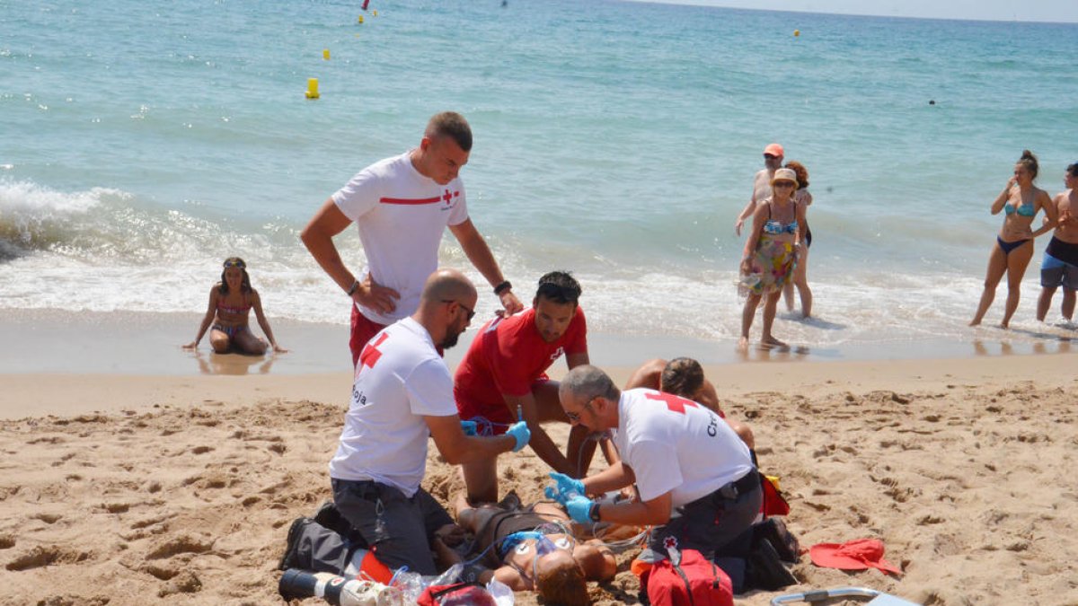 Simulacre de salvament de la Creu Roja a la platja Llarga de Roda