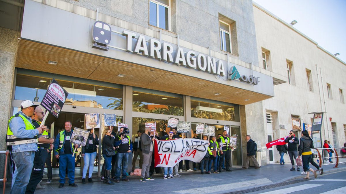 Los vigilantes de seguridad de Renfe en Tarragona reclaman un plus salarial de peligrosidad