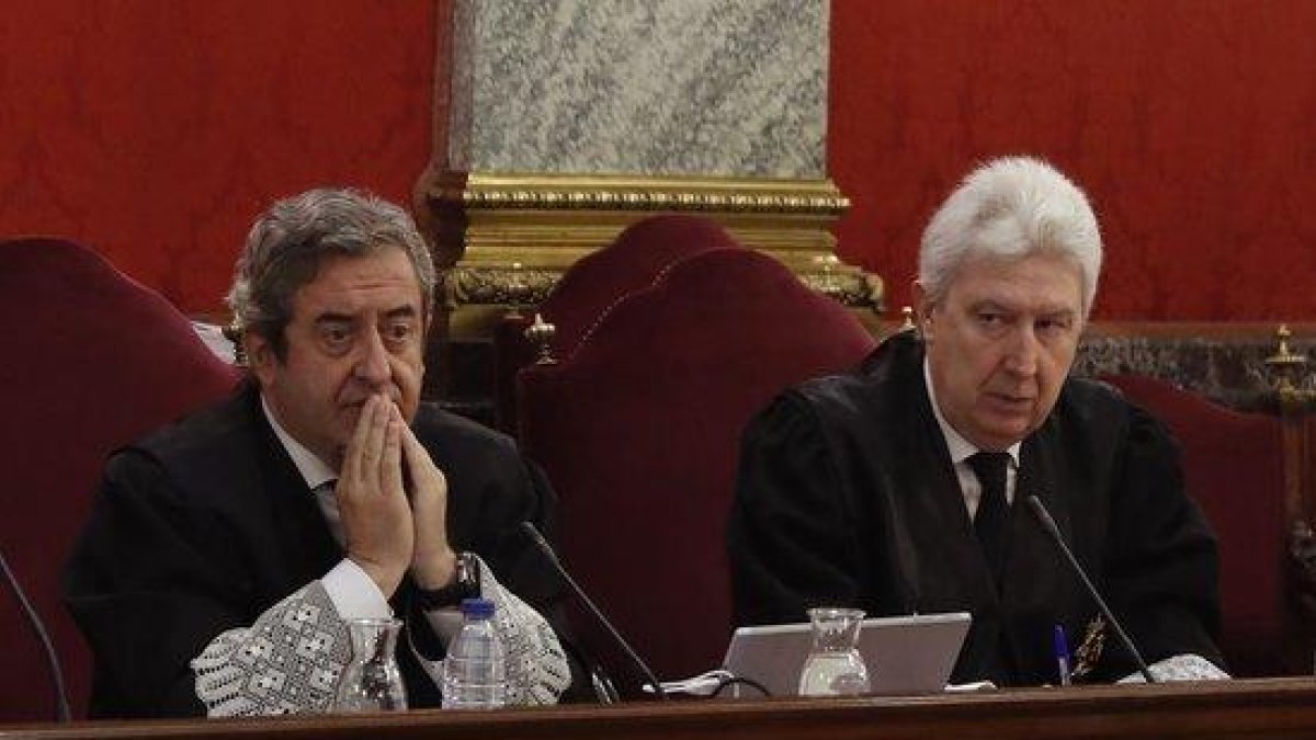 Els discals Fidel Cadena i Javier Zaragoza durant una sessió del judici de l'1-O al Tribunal Suprem.