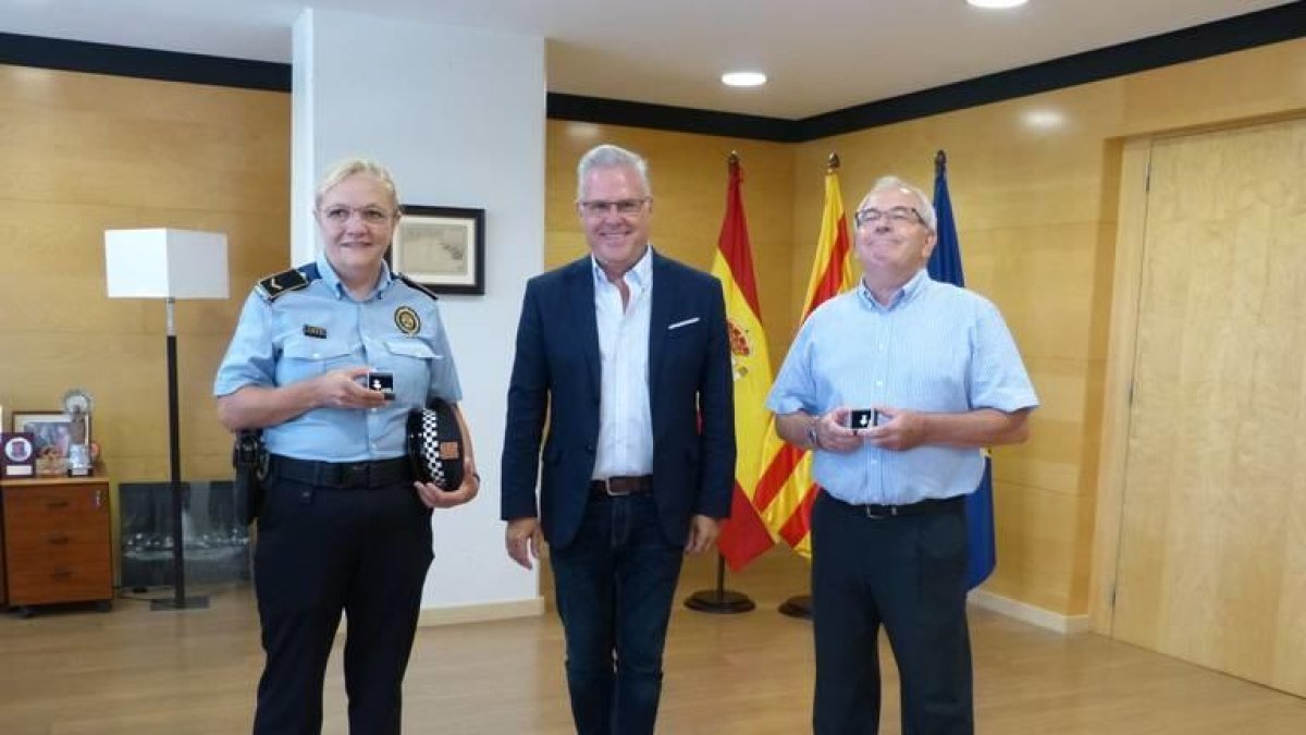 El Ayuntamiento de Salou entrega el pin de plata a dos trabajadores porsus 25 años de servicio