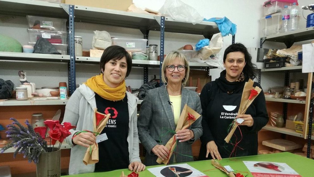 Rosas de cerámica solidarias en beneficio del proyecto Fem Pinya! de becas de comedor escolar