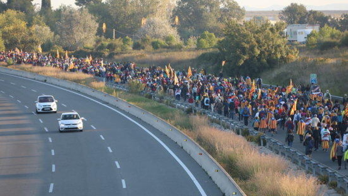 Plano abierto de la Marxa per la Llibertat andando por la AP7 en sentido Barcelona a la altura de Vilafranca del Penedès.