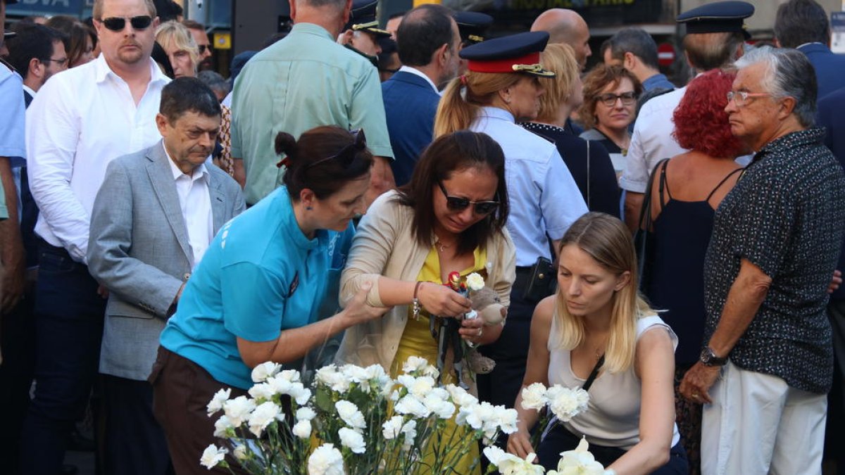 Un minuto de silencio, una ofrenda floral y 'El canto de los pájaros' recuerdan a las víctimas del 17-A