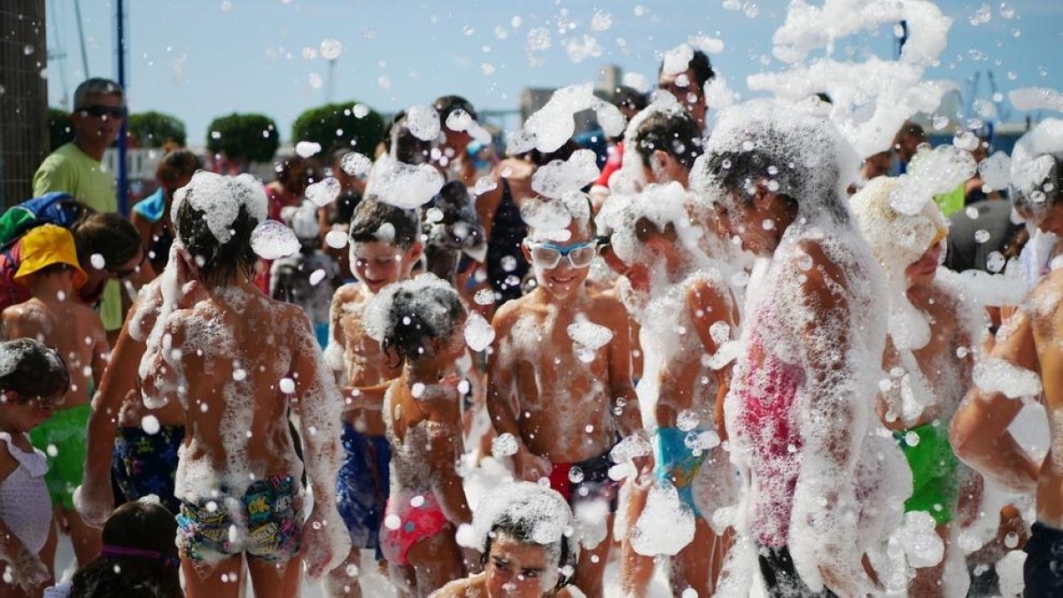 Los chiquillos hacen frente al calor con la Fiesta de la espuma azul