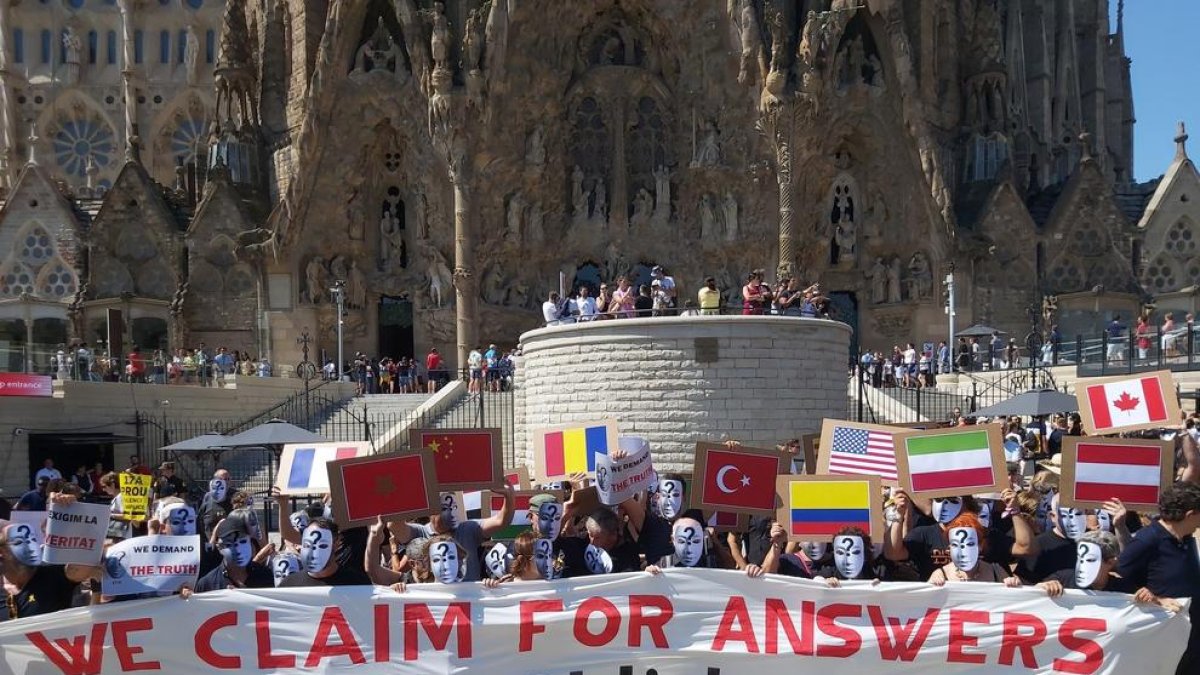Más de 200 personas enmascaradas reclaman «respuestas» al 17-A en una protesta convocada por los CDR