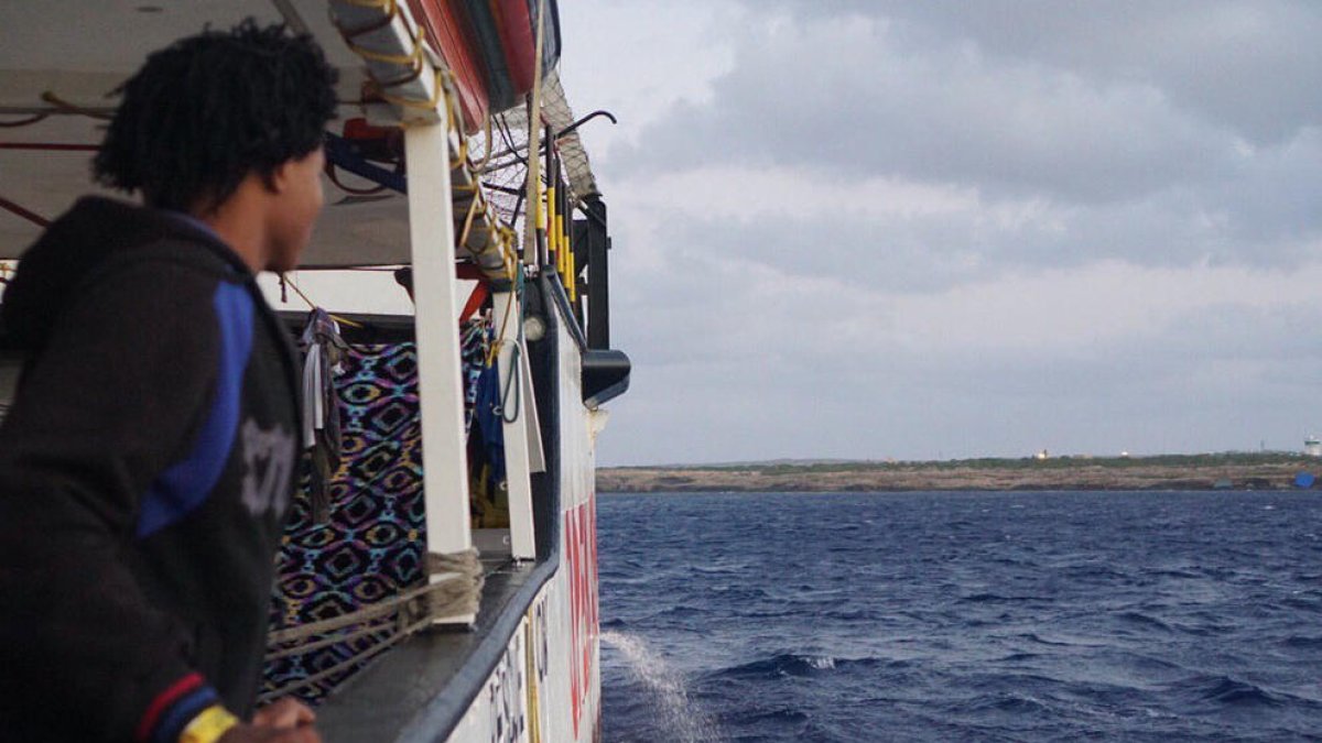 Desembarcan los 27 menores no acompañados del Open Arms