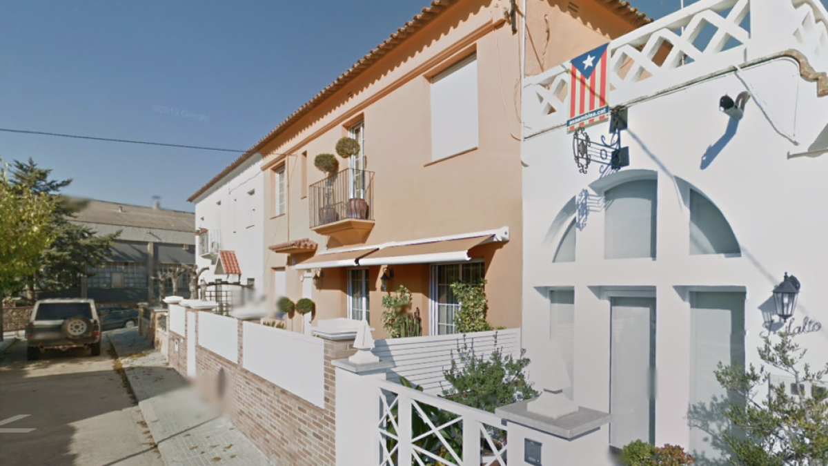 Un gos mort per inhalació de fum en l'incendi d'un habitatge a Valls