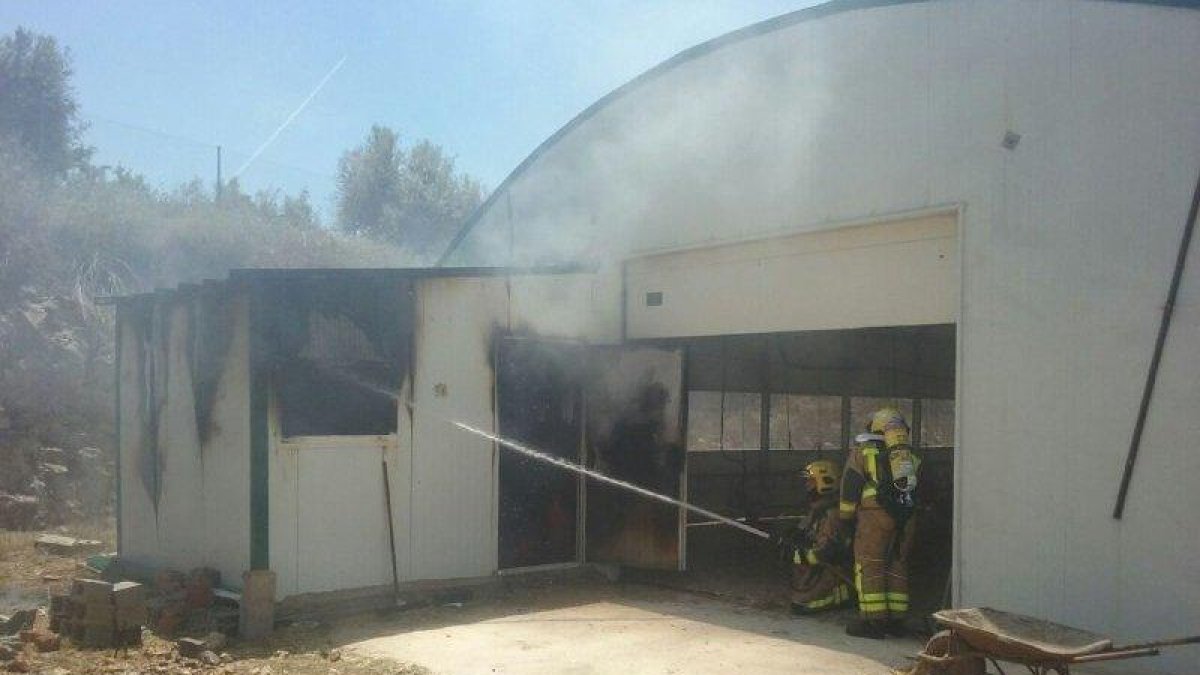 Quema un cobertizo anexo a una granja de pollos en Tivissa