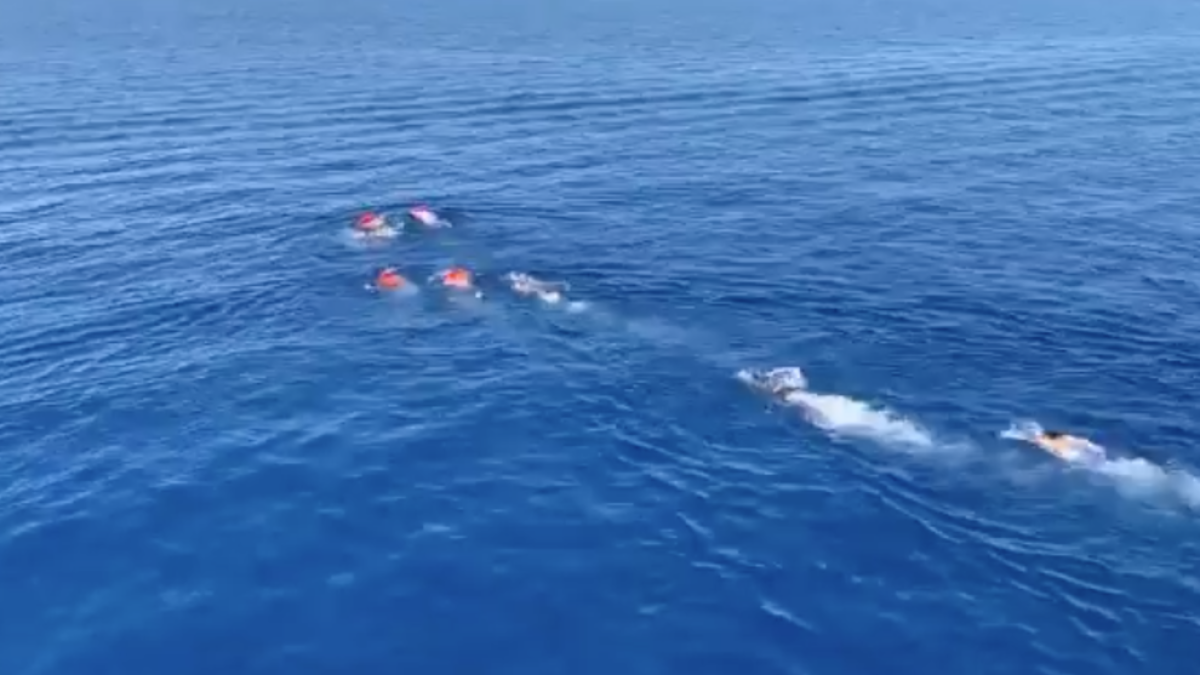 La desesperación lleva algunos de los rescatados del Open Arms a lanzarse al agua