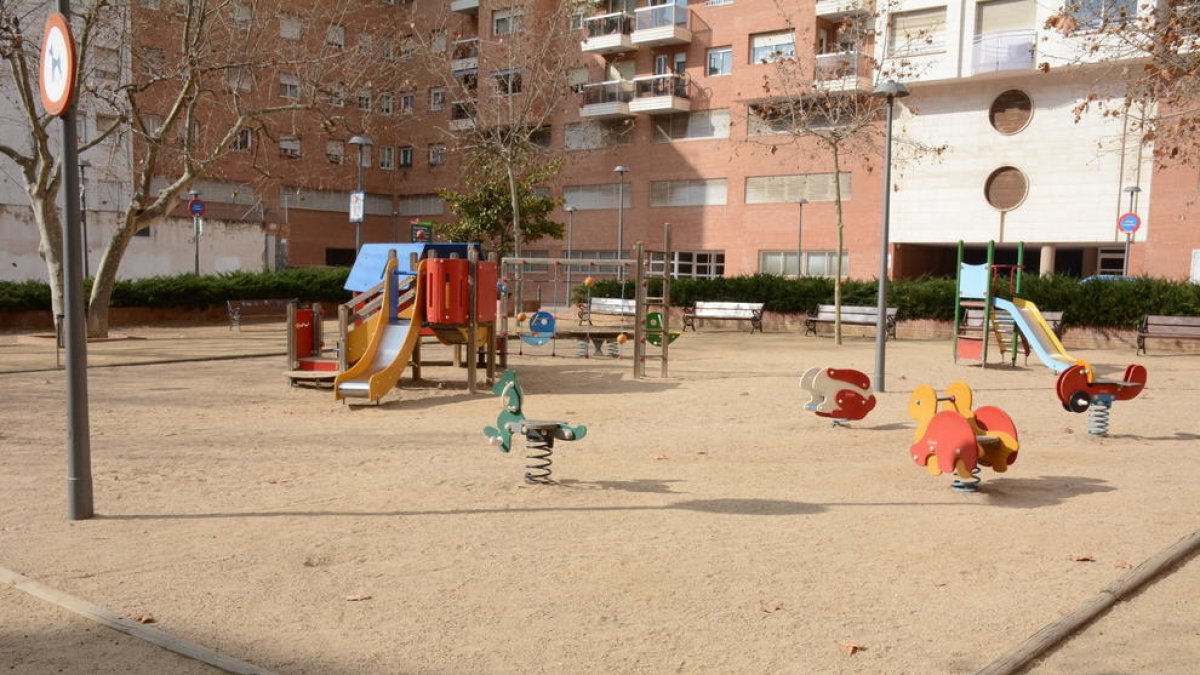 La plaza Josep Roig i Raventós cerrará a las noches para evitar actos incívicos