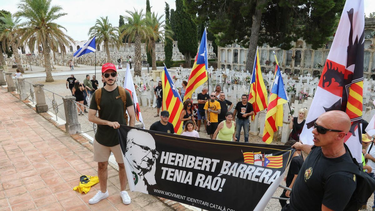 El Moviment Identitari Català homenatja Heribert Barrera al Cementiri de Reus
