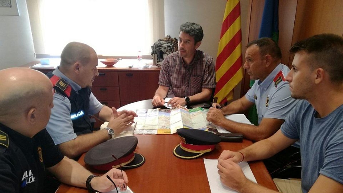 L'alcalde Kenneth Martínez i el regidor de Festes Christian Soriano es reuneixen amb Policia local del Vendrell i Mossos d'Esquadra.