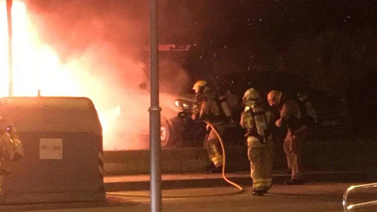 Queman tres turismos y dos furgonetas en la Canonja