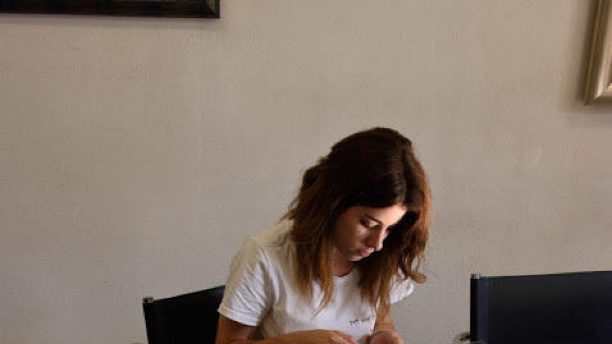 Marta Yustos, col.laboradora de l'IPHES, estudiant les restes de la Cova del Buldó al Museu d'Arqueologia Salvador Vilaseca, a Reus.