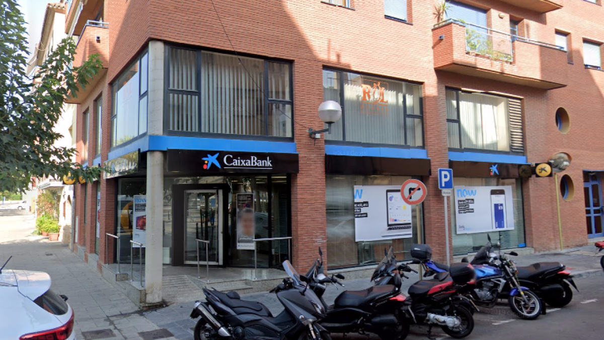 CaixaBank estudia cerrar la oficina del barrio del Serrallo el mes de enero
